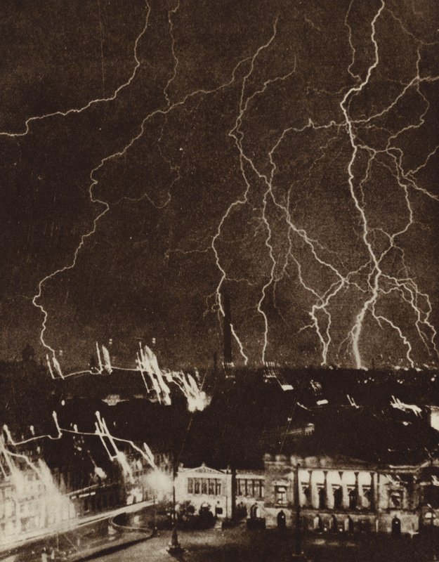 Bliksemflitsen boven de stad Leipzig, Duitsland, tijdens een onweersbui door Photographer German
