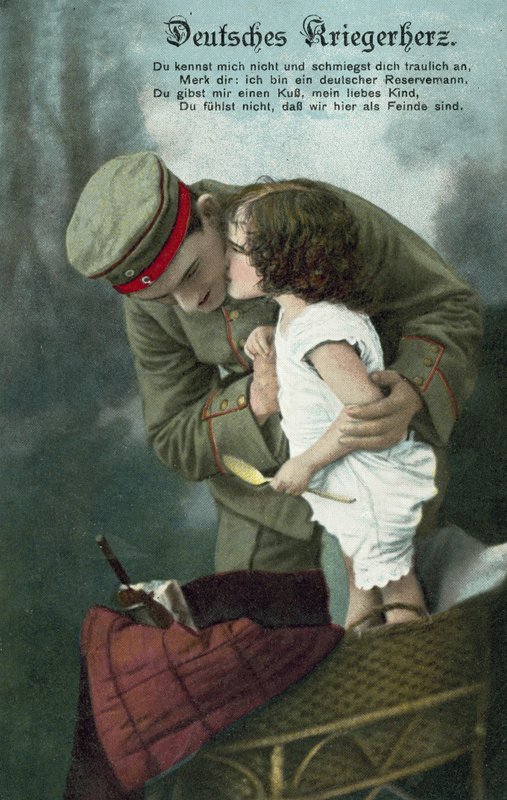 Klein meisje dat een Duitse soldaat kust door Photographer German