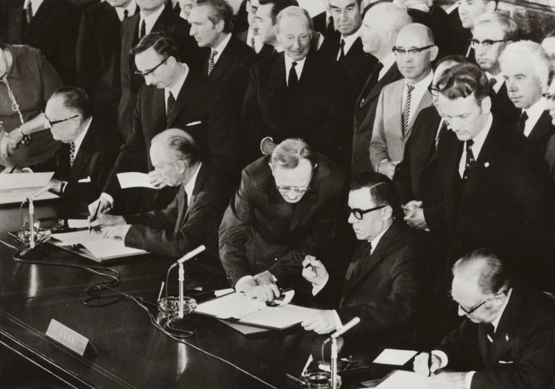 Op 3 juni 1972 ondertekenden de ministers van Buitenlandse Zaken van de Vier Mogendheden het eindprotocol van de Viermogendhedenovereenkomst over West-Berlijn in het gebouw dat vroeger werd gebruikt door de Geallieerde Controle Raad in het Amerikaanse sect door Photographer German