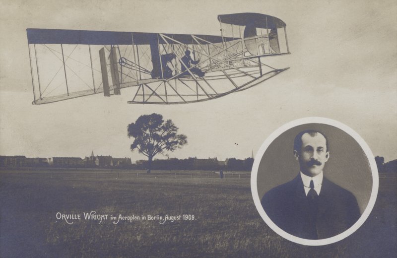 Orville Wright vliegt met zijn vliegtuig in Berlijn, augustus door Photographer German
