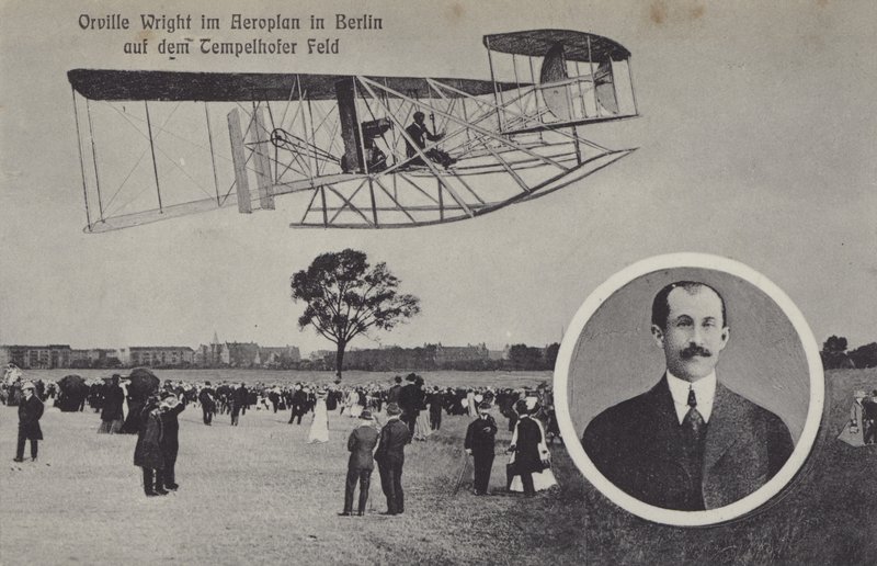 Orville Wright vliegt met zijn vliegtuig over het Tempelhof vliegveld, Berlijn door Photographer German