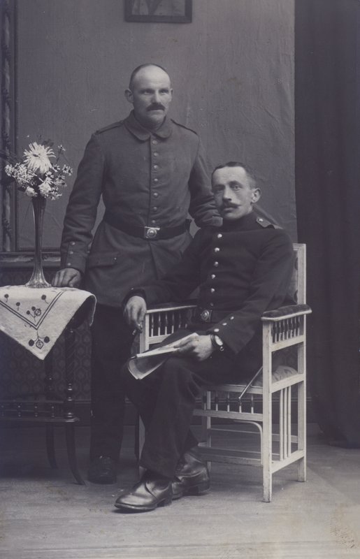 Portret van twee Duitse soldaten door Photographer German