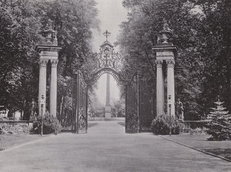 Potsdam, Ingang naar het Park van Sanssouci (zw/w foto) door Photographer German