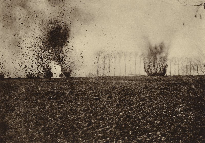 Granaten ontploffen voor St Vaast Wood, nabij Arras, Frankrijk, Eerste Wereldoorlog door Photographer German
