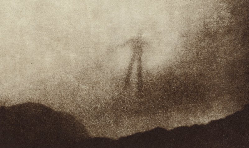 Spook van de Brocken in de Harzbergen van Duitsland, voor het eerst gefotografeerd (zw/w foto) door Photographer German