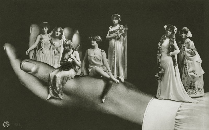 Surrealistische hand die verschillende vrouwen vasthoudt door Photographer German