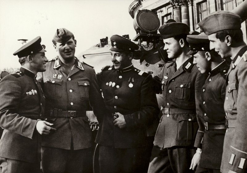 De soldaten van het Nationale Volksleger onderhouden nauwe vriendschap met de soldaten van het Sovjetleger door Photographer German