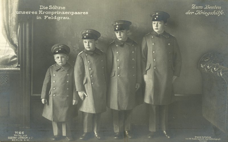 De zonen van Kroonprins Wilhelm van Duitsland in militair uniform door Photographer German