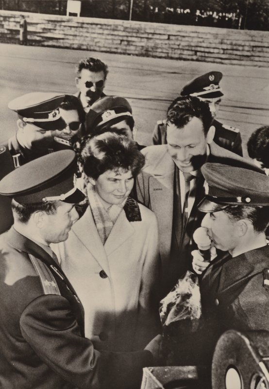 Valentina Tereshkova-Nikolayeva en Yuri Gagarin werden hartelijk verwelkomd toen ze op 20 oktober 1963 de grenswachten in Berlijn bezochten door Photographer German