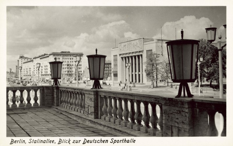 Uitzicht op de Deutschen Sporthalle, Stalinallee, Oost-Berlijn, ca. 1950s door Photographer German