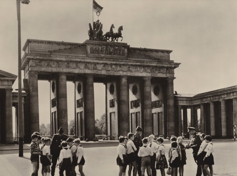 Jonge pioniers komen naar de Brandenburger Tor, het herkenningspunt van Berlijn, om hun vrienden, de grenswachten, te zien door Photographer German