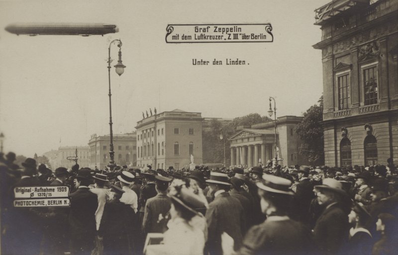Zeppelin LZ III vliegt over Unter den Linden, Berlijn door Photographer German