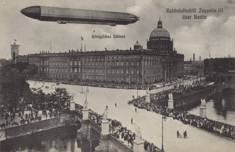Zeppelin LZ III vliegt over het Stadspaleis, Berlijn door Photographer German