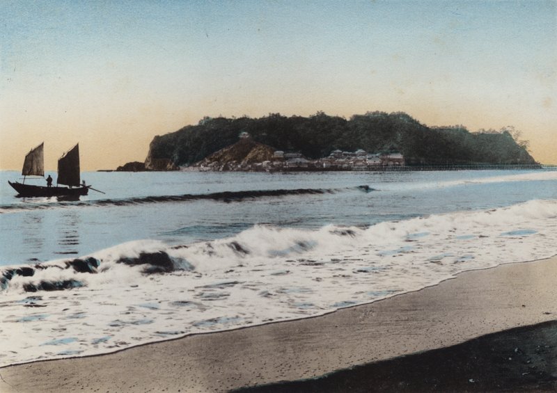 Japan, ca. 1912: Enoshima Eiland gezien nabij Kamakura door Photographer Japanese