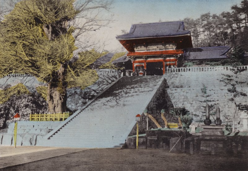 Japan, ca. 1912: Hachiman-tempel, gewijd aan de god van de oorlog, gesticht aan het einde van de 12e eeuw, Kamakura door Photographer Japanese