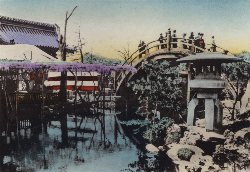 Japan, ca. 1912: Kameido Tempelterrein bekend om Wisteria bloesem in mei en Drum Bridge op het terrein door Photographer Japanese