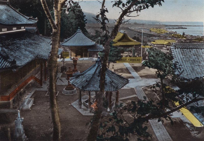 Japan, ca. 1912: Miidera, een van de 8 uitzichten van Ohmi, nabij Kyoto door Photographer Japanese