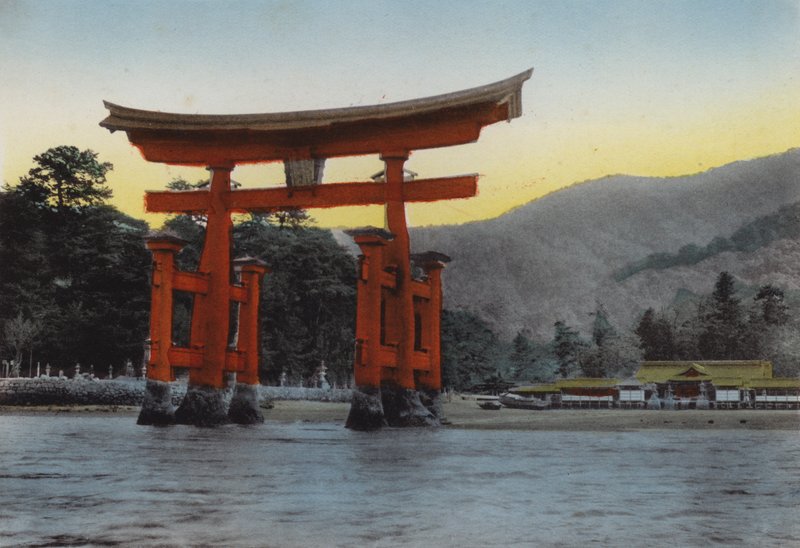 Japan, ca. 1912: Het Heilige eiland, Miyajima, in de binnenzee, een van de drie meest bekende scènes van Japan; De tempel werd hier opgericht door Kiyomori in de 12e eeuw door Photographer Japanese