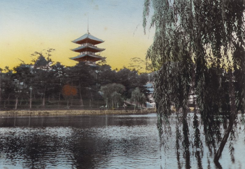 Japan, ca. 1912: Uitzicht op de pagode in Nara vanaf Sarusawa-vijver door Photographer Japanese