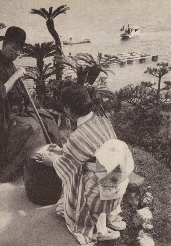 Japanse zakenman en zijn secretaresse die steno notities maken (zwart-wit foto) door Photographer Japanese