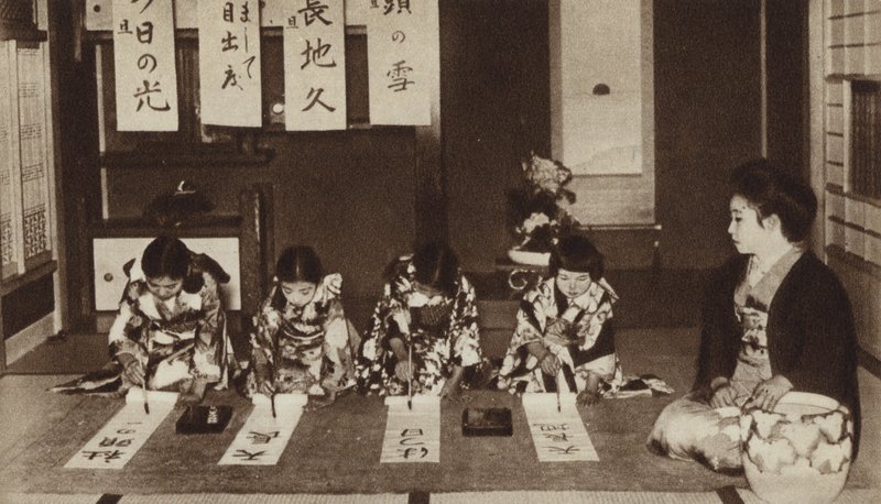 Japanse schoolmeisjes schrijven met penselen in een kleuterklas door Photographer Japanese