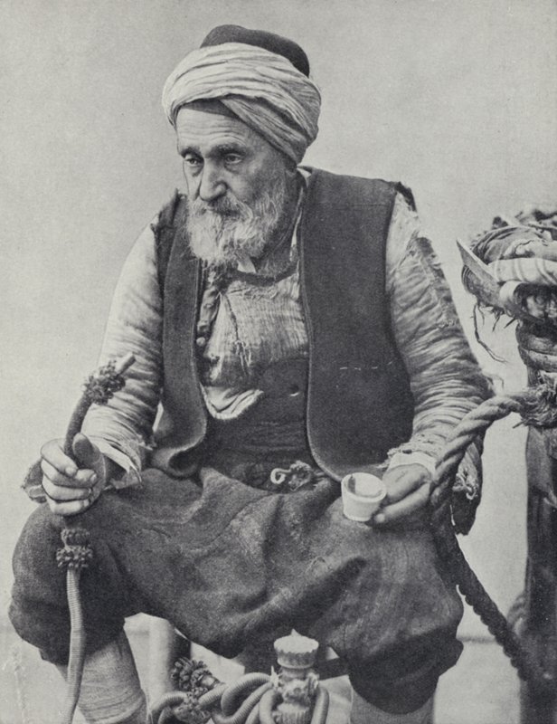 Boer die een waterpijp rookt, Izmir, Turkije door Photographer Turkish