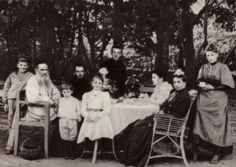 L N Tolstoi met zijn familie aan de theetafel in het park, Yasnaya Poliana, 1892 door Russian Photographer