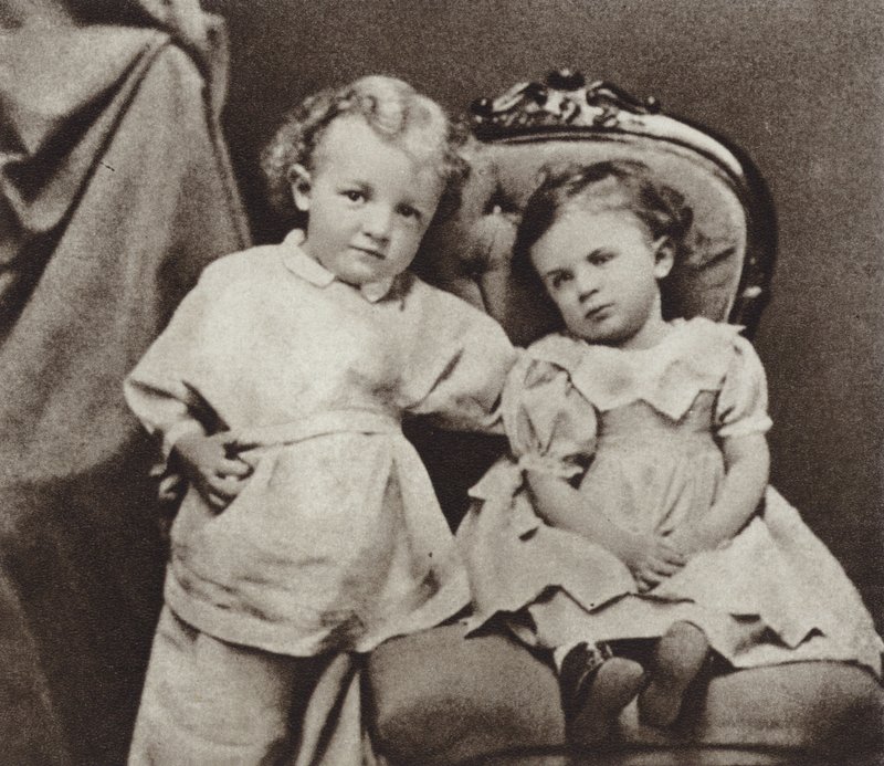 Lenin op vierjarige leeftijd en zijn zus Olga, Simbirsk, 1874 door Russian Photographer