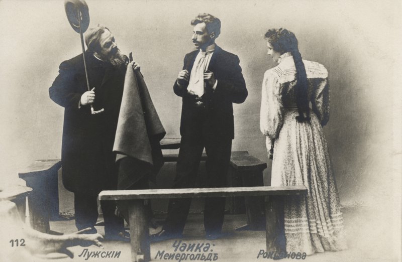 Russische acteur Vsevolod Meyerhold (midden) in de rol van Treplev in de productie van Anton Tsjechovs De Meeuw, 1898 door Russian Photographer