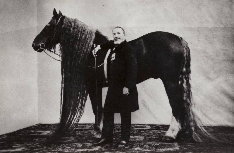 Russische circusartiest Akim Nikitin met een paard door Russian Photographer