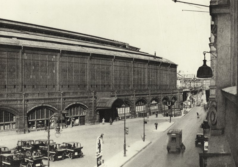 Berlijn: Station Friedrichstrasse (zwart-wit foto) door Sasha Stone