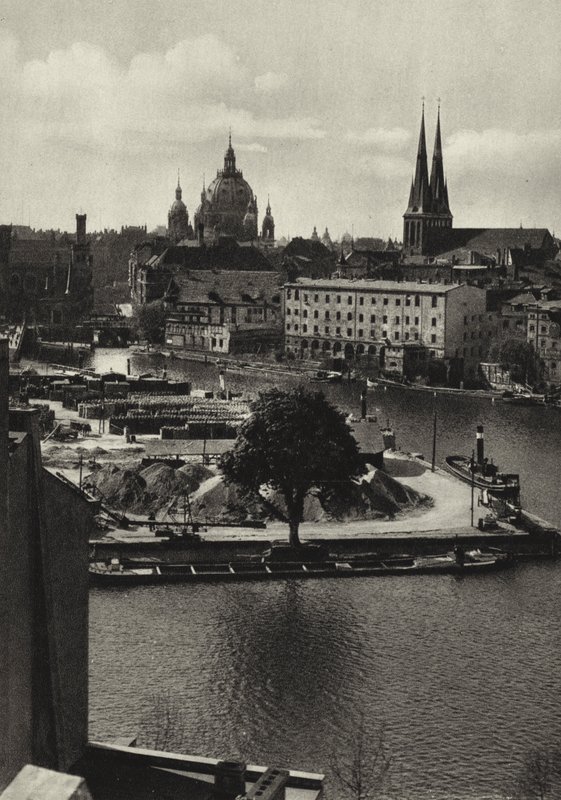 Berlijn: Uitzicht over de Spree naar de Mühlendamm door Sasha Stone