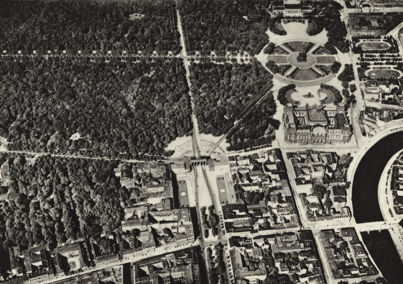 Berlijn: Brandenburger Tor gezien vanuit een vliegtuig (zwart-wit foto) door Sasha Stone