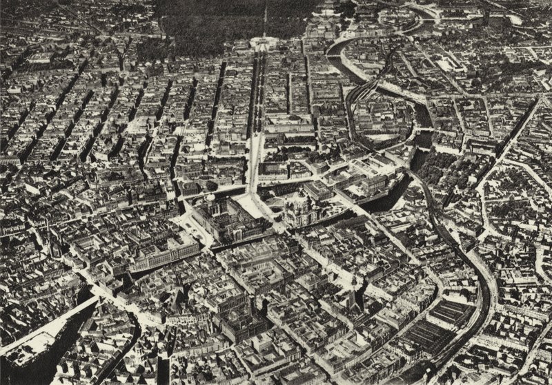 Berlijn: De stad gezien vanuit een vliegtuig (zwart-wit foto) door Sasha Stone