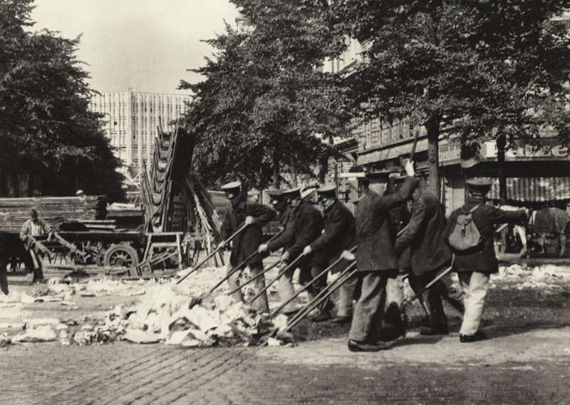 Berlijn: Straatvegers op de Wittenberg Platz door Sasha Stone