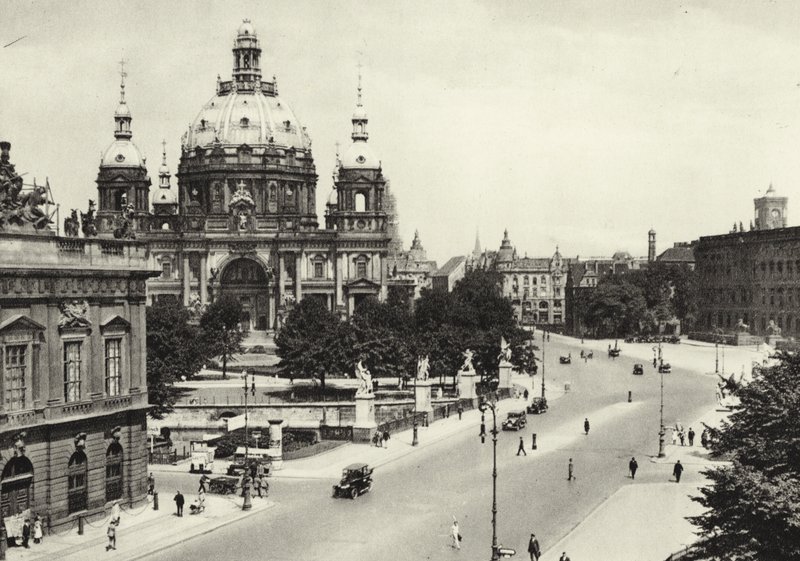 Berlijn: Voor de Schlossbrücke (zwart-wit foto) door Sasha Stone