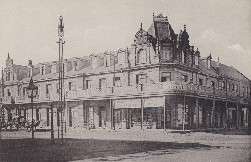 Het Grand National Hotel (zwart-wit foto) door South African Photographer