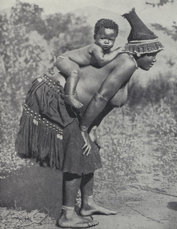 Vrouw die haar baby op haar rug draagt, Zuid-Afrika door South African Photographer