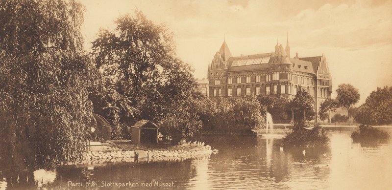 Malmo: een deel van het kasteelpark met het museum (z/w foto) door Swedish Photographer