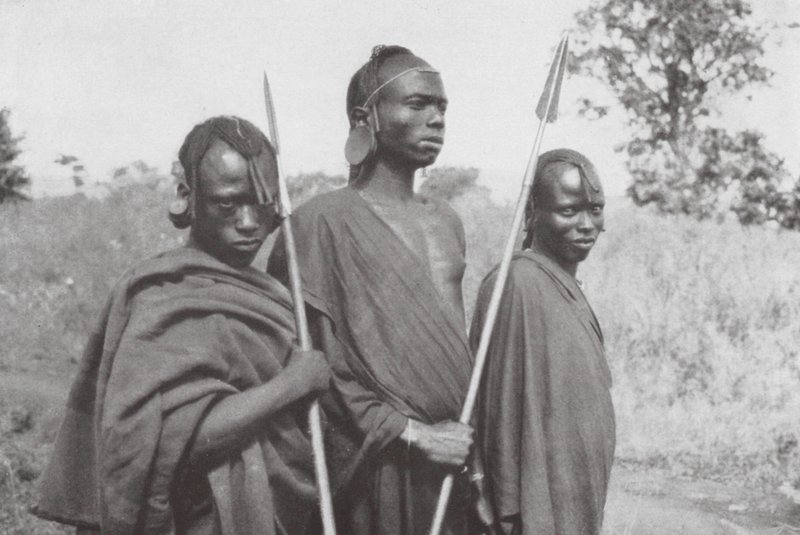 Kikuyus uit Brits-Oost-Afrika door Walter Mittelholzer