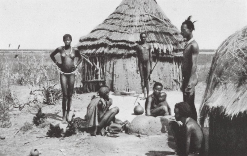Negeridylle bij Abwong door Walter Mittelholzer