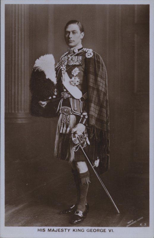 Zijne Majesteit Koning George VI (zw/w foto) door William Drummond Young