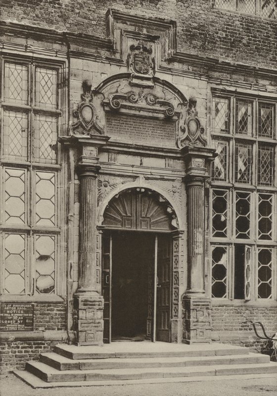 Deur, Aston Hall, Warwickshire (zw/w foto) door William Galsworthy Davie