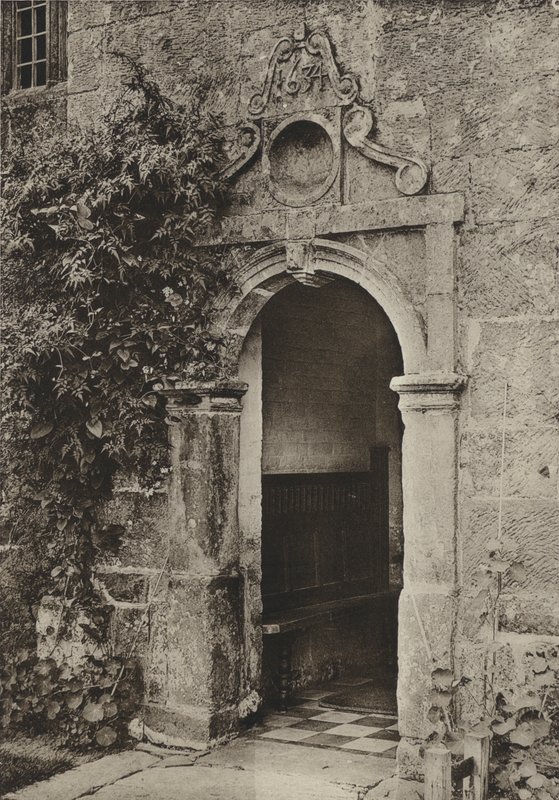 Deur, "Batemans," Burwash, Sussex (zwart-wit foto) door William Galsworthy Davie