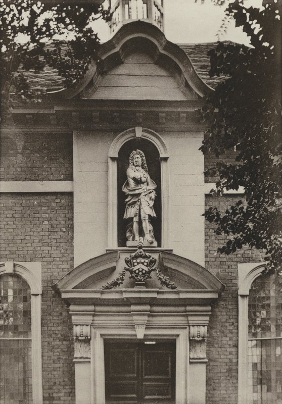 Deur, Berkeley Almshouses, Worcester (zwart-wit foto) door William Galsworthy Davie