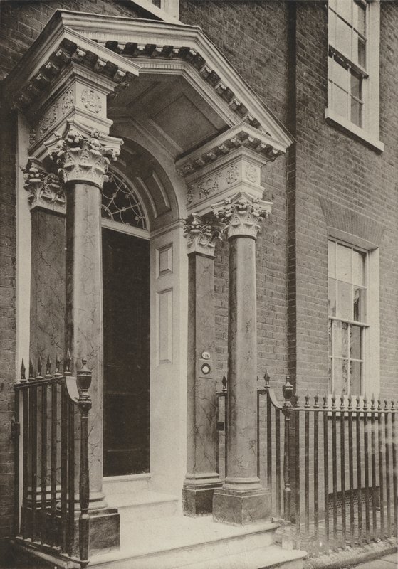 Deur, Brighton Road, Reigate, Surrey (zw/w foto) door William Galsworthy Davie