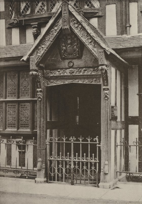 Deur, Slagersgildehuis, Hereford (zw/w foto) door William Galsworthy Davie