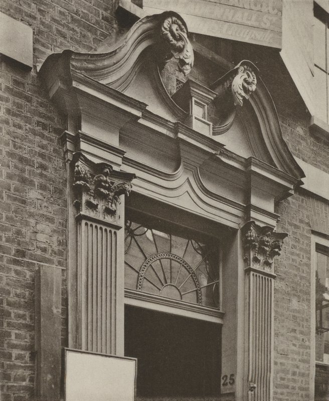 Deur, Crutched Friars, Londen door William Galsworthy Davie