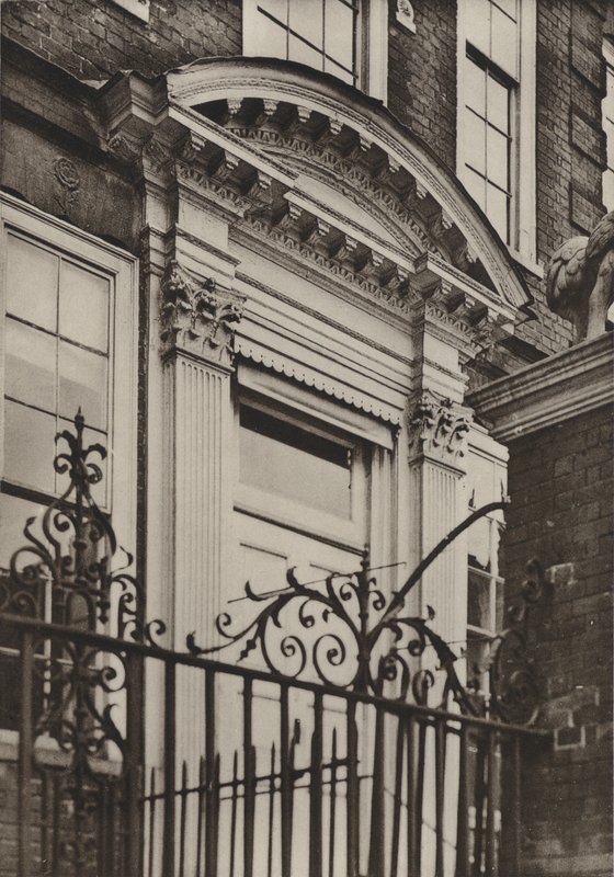 Deur, North Pallant, Chichester door William Galsworthy Davie