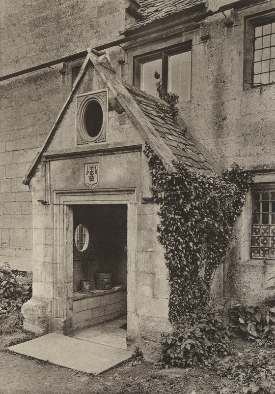 Deur, Portiek bij Cap Mill, Painswick, Gloucestershire (zw/w foto) door William Galsworthy Davie